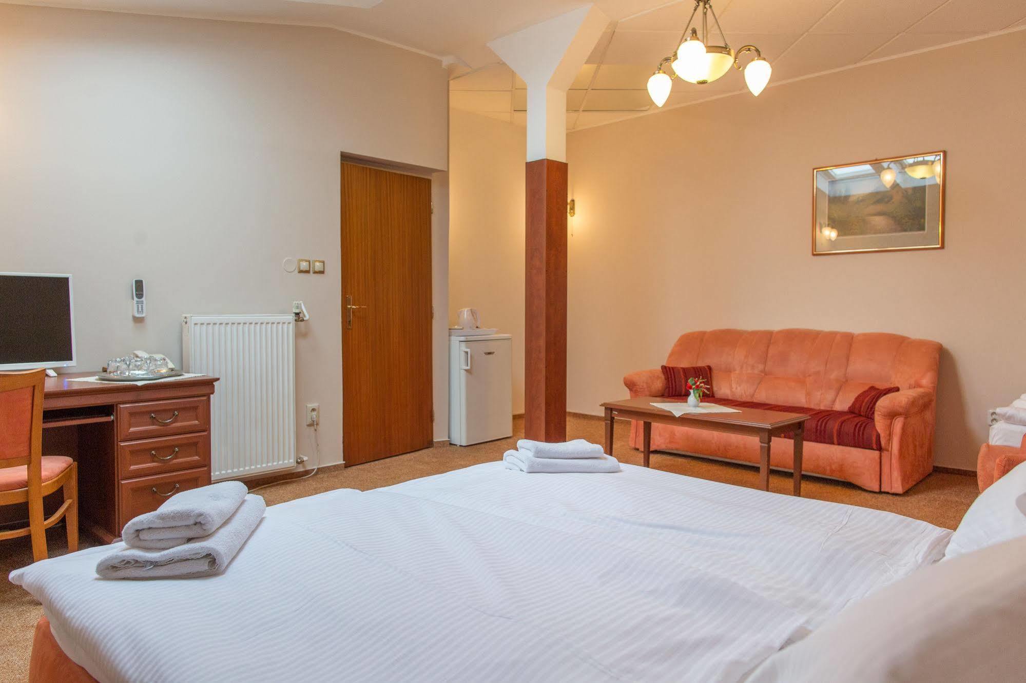 Hotel Grand Жилина Екстериор снимка