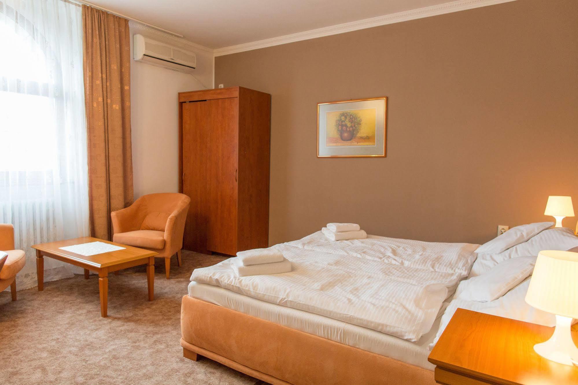 Hotel Grand Жилина Екстериор снимка